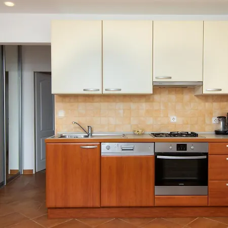 Meic アパート ピロヴァッツ